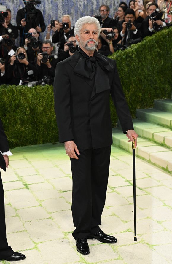 Elle n'était toutefois pas la seule à apparaître méconnaissable. Bad Bunny a également bluffé l'assistance en se grimant, peau ridée et cheveux gris à l'appui.

Bad Bunny au Met Gala 2026 célébrant l'ouverture de l'édition "Costume Art" qui s'est tenu le 4 mai 2026 au Metropolitan Museum of Art à New York.

©Bestimage
