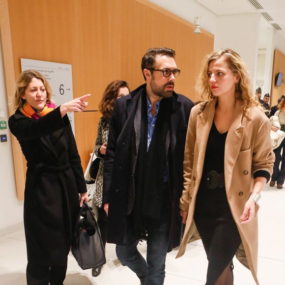 Nicolas Bedos, soutenu par sa compagne Pauline Desmonts , sort du tribunal correctionnel de Paris où il était convoqué pour agression sexuelle en état d'ivresse sur une jeune femme de 25 ans ; le procès est reporté en septembre 2024.

© Christophe Clovis / Bestimage