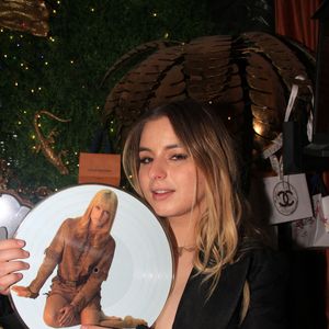 Cette annonce est une jolie surprise, car il y a encore quelques mois, l'interprète de La Plus Belle pour aller danser confiait que sa fille était célibataire et qu'elle "cherche l’homme idéal, ce qui n’est pas facile".

Exclusif - Darina Scotti-Vartan, la fille de Sylvie Vartan, fait un karaoké avec Jordan de Luxe à Paris le 23 mai 2021.
© Philippe Baldini / Bestimage