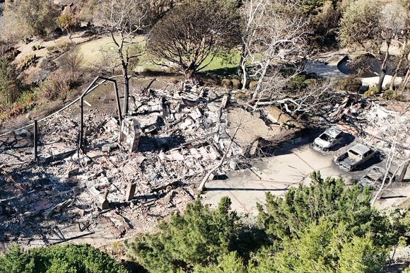 Malibu, CA - La maison de Mel Gibson, d'une valeur de 14,5 millions de dollars, est réduite en cendres. L'acteur a révélé que sa maison avait brûlé alors qu'il se trouvait au Texas sur le podcast de Joe Rogan.