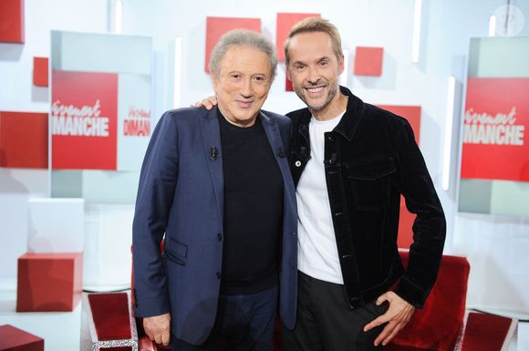 Exclusif - Damien Thevenot et Michel Drucker lors de l'enregistrement de l'émission Vivement Dimanche, au studio Rive gauche, à Paris, France, le 22 octobre 2025, présentée par M.Drucker, diffusée sur France 3 le 16 novembre 2025. © Guillaume Gaffiot/Bestimage