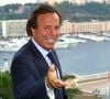 Depuis plus de cinq décennies, le chanteur Julio Iglesias fait virevolter son public avec sa voix de velours ! Ayant ses tubes intemporels, l'icône espagnole a marqué à tout jamais l'industrie de la musique. 

Archives - Portrait de Julio Iglesias. Le 27 juillet 2001 (Agence / Bestimage).