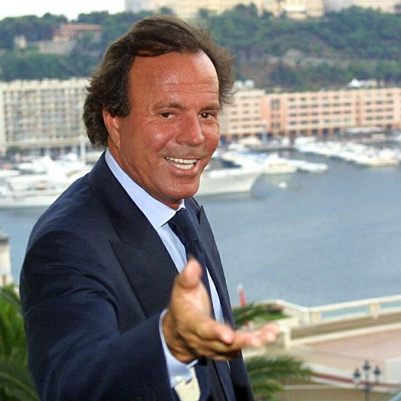Depuis plus de cinq décennies, le chanteur Julio Iglesias fait virevolter son public avec sa voix de velours ! Ayant ses tubes intemporels, l'icône espagnole a marqué à tout jamais l'industrie de la musique. 

Archives - Portrait de Julio Iglesias. Le 27 juillet 2001 (Agence / Bestimage).