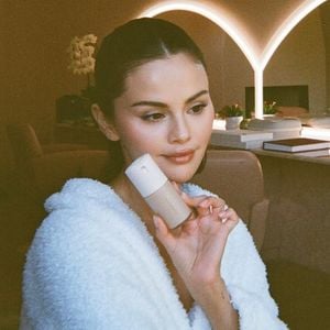 Selena Gomez fait la promotion de sa marque de cosmétique "Rare Beauty".