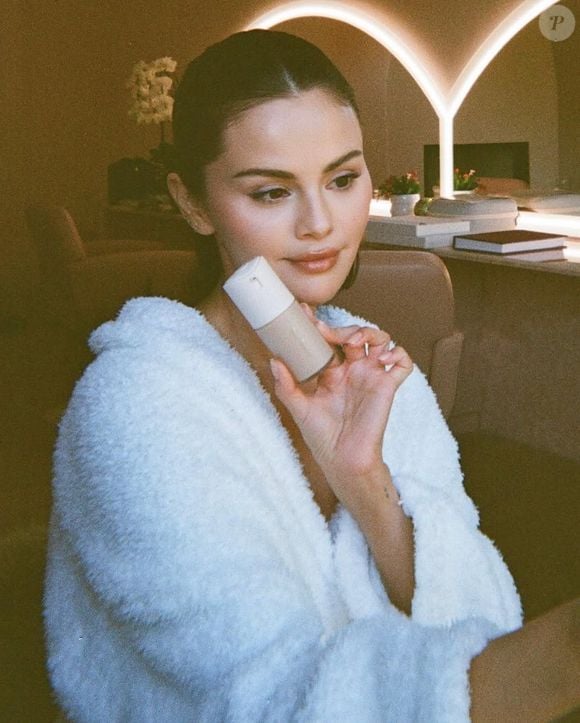Selena Gomez fait la promotion de sa marque de cosmétique "Rare Beauty".