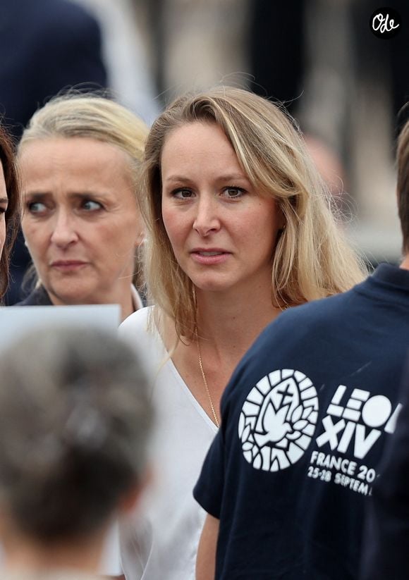 Marion Maréchal - Les célébrités lors de la grande messe du pape Leon XIV sur la place de la Concorde à Paris, le 26 septembre 2026. Entre l’avenue des Champs-Elysées et la place de la Concorde, 700.000 fidèles et curieux, venus des quatre coins du globe, se sont rassemblés pour participer à la messe célébrée par le Saint Père. Le voyage apostolique, du 25 au 28 septembre 2026, se poursuivra à Lourdes et Metz. © Jacovides / Moreau / Bestimage