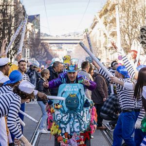 Christian Estrosi, le maire de Nice, sa fille Bianca, son 1er adjoint Anthony Borré et Graig Monetti, l'adjoint au maire de Nice, délégué à l’événementiel, à la jeunesse et à l'égalité des chances, ont lancé "La Carnavalina", une déambulation d'artistes, musiciens, jongleurs, acrobates..., le long de l'avenue Jean Médecin en prémice à la soirée d'ouverture de la 140eme édition du Carnaval de Nice "Roi des Oceans" à Nice, le 15 février 2025.
Crédit : Bruno Bebert / Bestimage