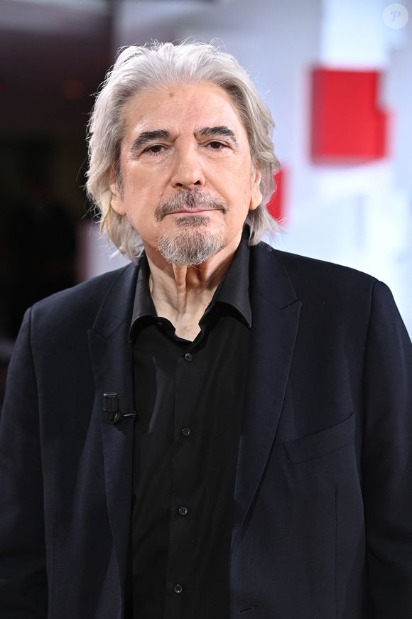 Exclusif - Serge Lama - Enregistrement de l'émission "Vivement Dimanche" présentée par M.Drucker et diffusée le 31 octobre sur France 2. Le 27 octobre 2021
© Guillaume Gaffiot / Bestimage
