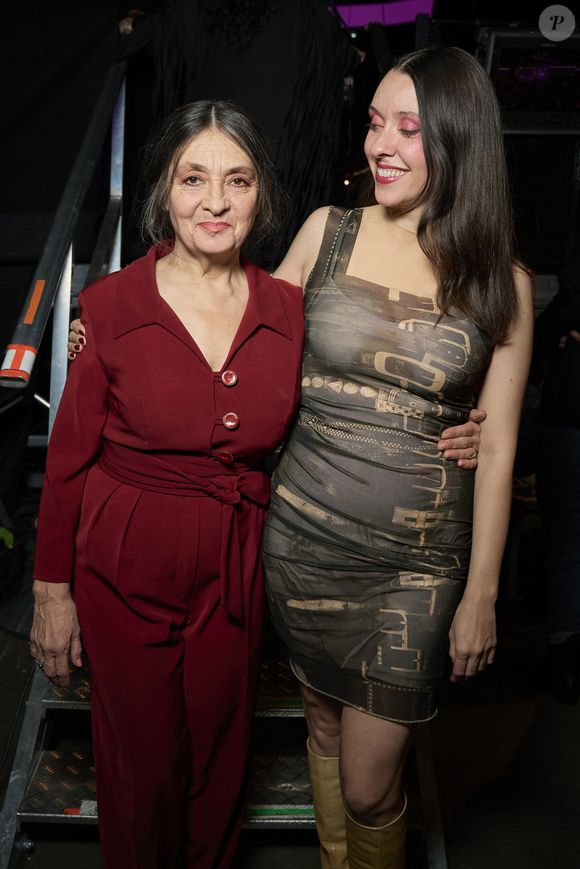 Mais ce bonheur a aussi été traversé par des épreuves : Catherine confie avoir vécu un avortement, alors même qu’elle et Fred venaient de tomber amoureux.

Exclusif - Catherine Ringer et sa fille Simone Ringer - Studio - Enregistrement du concert "Nos voix pour toutes", au profit de La fondation des femmes, à l'Adidas Arena à Paris, diffusée le 11 décembre sur TMC
© Cyril Moreau-Coadic Guirec / Bestimage