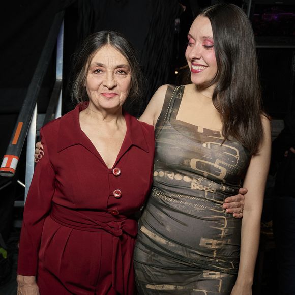 Mais ce bonheur a aussi été traversé par des épreuves : Catherine confie avoir vécu un avortement, alors même qu’elle et Fred venaient de tomber amoureux.

Exclusif - Catherine Ringer et sa fille Simone Ringer - Studio - Enregistrement du concert "Nos voix pour toutes", au profit de La fondation des femmes, à l'Adidas Arena à Paris, diffusée le 11 décembre sur TMC
© Cyril Moreau-Coadic Guirec / Bestimage