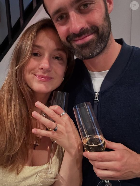 Ses fiançailles, annoncées le 8 juin dernier, sur Instagram, coïncidaient avec l’anniversaire de mariage du duc et de la duchesse de Kent, une date symbolique pour la famille...

Instagram de Lady Marina Windsor en compagnie de son fiancé, la cousine des princes William et Harry.