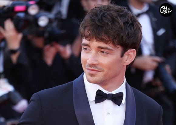 En effet, le pilote star de la Scuderia Ferrari, Charles Leclerc, est retenu à l'autre bout du monde par ses impératifs sportifs, puisqu'il dispute le Grand Prix de Singapour.

Charles Leclerc et sa femme Alexandra (Saint Mleux) - Montée des marches du film "La vie d'une femme" lors du 79ème Festival International du Film de Cannes, le 14 mai 2026. © Denis Guignebourg/Bestimage