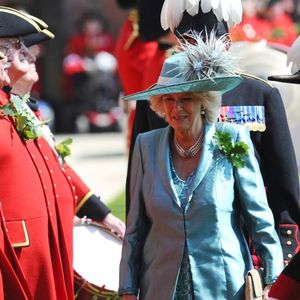 Harry a révélé regretter ne pouvoir revenir au Royaume-Uni avec sa femme et ses deux enfants. 

Charles d'Angleterre et Camilla passe en revue les troupes du regiment Mercian, lors de la présentation de chaque unité des quatre bataillons et de leurs nouvelles couleurs, au stade de Worcester. Le 6 juin 2013 @Abaca