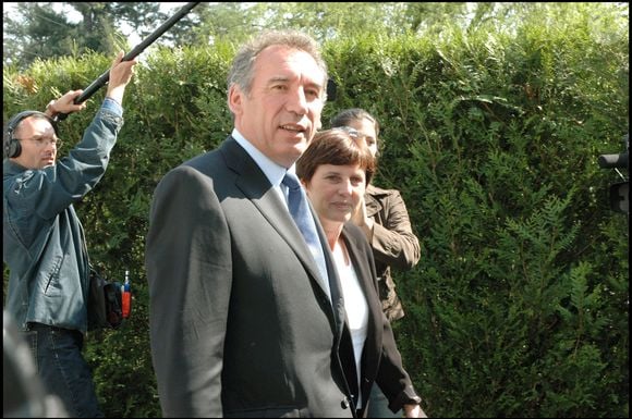 François Bayrou et sa femme Elisabeth au bureau de vote de Pau.