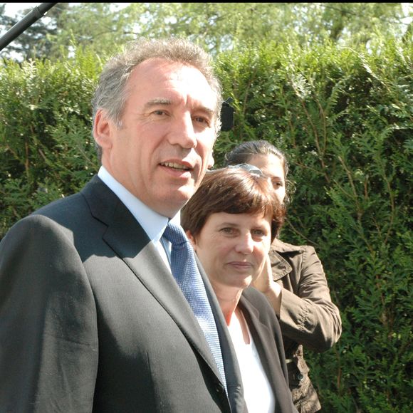 François Bayrou et sa femme Elisabeth au bureau de vote de Pau.