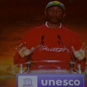 Le rappeur, producteur et créateur de mode américain Pharrell Williams reçoit un diplôme de la directrice générale de l'UNESCO A.Azoulay en tant qu'Ambassadeur de bonne volonté de l'UNESCO pour les arts, l'éducation et l'entreprenariat, au siège de l'UNESCO, à Paris, le 17 décembre 2024. 
© Stéphane Lemouton / Bestimage