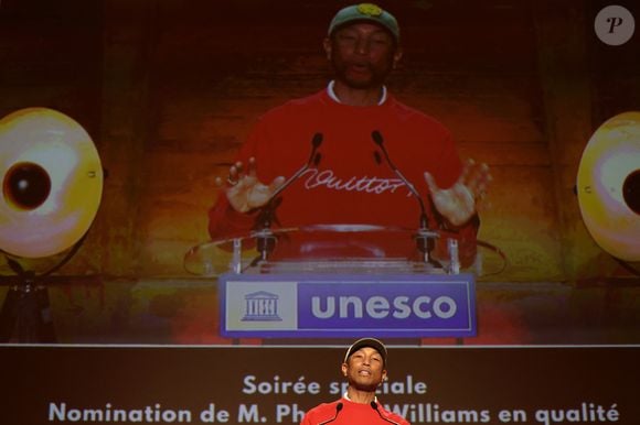 Le rappeur, producteur et créateur de mode américain Pharrell Williams reçoit un diplôme de la directrice générale de l'UNESCO A.Azoulay en tant qu'Ambassadeur de bonne volonté de l'UNESCO pour les arts, l'éducation et l'entreprenariat, au siège de l'UNESCO, à Paris, le 17 décembre 2024. 
© Stéphane Lemouton / Bestimage