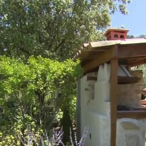 Michel Drucker dévoile des images de la maison de Mimie Mathy située à Vaison-la-Romaine dans l'émission Vivement dimanche le 9 février 2025 sur France 3.