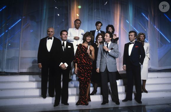 Archives - En France, à Paris, sur le plateau de l'émission "Champs-Elysées", Michel Drucker entouré des comédiens du feuilleton "Chateauvillon", dont Chantal Nobel.

©Bestimage