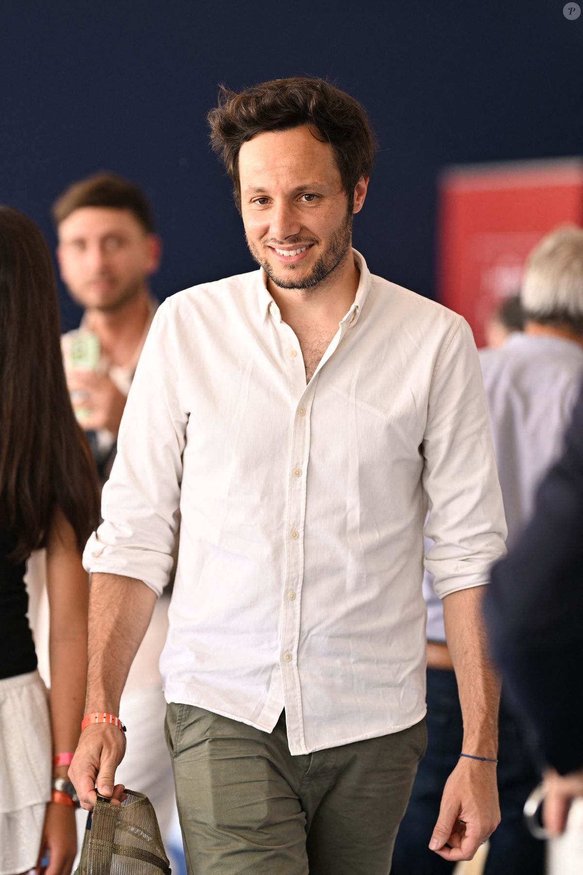 Photo : Toutefois en juin sur Instagram, le célèbre chanteur révélait qu'il  allait faire une pause dans sa carrière pour construire... Une cabane !  Exclusif - Vianney dans la tente VIP lors