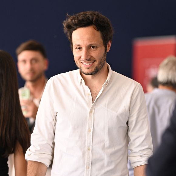 Toutefois en juin sur Instagram, le célèbre chanteur révélait qu'il allait faire une pause dans sa carrière pour construire... Une cabane !

Exclusif - Vianney dans la tente VIP lors du Longines Paris Eiffel Jumping au pied de la Tour Eiffel sur le Champ-de-Mars à Paris, France, le 21 juin 2025. © Perusseau-Veeren/Bestimage