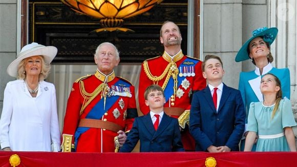 La famille royale d'Angleterre n'était pas au complet

Camilla Parker Bowles, reine consort d'Angleterre, Le roi Charles III d'Angleterre, Le prince Louis de Galles, Le prince George de Galles, Le prince William, prince de Galles, Catherine (Kate) Middleton, princesse de Galles, La princesse Charlotte de Galles Le roi Charles III d'Angleterre et Camilla Parker Bowles, reine consort d'Angleterre, Le prince Louis de Galles, Le prince George de Galles, Le prince William, prince de Galles, Catherine (Kate) Middleton, princesse de Galles, La princesse Charlotte de Galles - Les membres de la famille royale britannique au balcon de Buckingham Palace lors de la cérémonie Trooping the Colour à Londres, le 14 juin 2025 
© Backgrid / Bestimage
