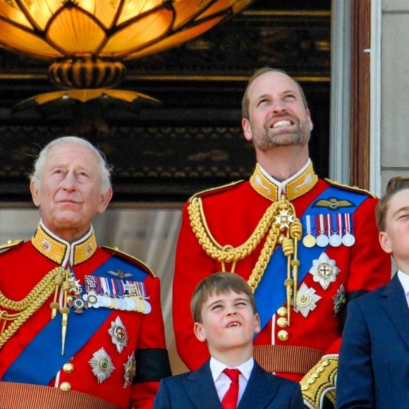 La famille royale d'Angleterre n'était pas au complet

Camilla Parker Bowles, reine consort d'Angleterre, Le roi Charles III d'Angleterre, Le prince Louis de Galles, Le prince George de Galles, Le prince William, prince de Galles, Catherine (Kate) Middleton, princesse de Galles, La princesse Charlotte de Galles Le roi Charles III d'Angleterre et Camilla Parker Bowles, reine consort d'Angleterre, Le prince Louis de Galles, Le prince George de Galles, Le prince William, prince de Galles, Catherine (Kate) Middleton, princesse de Galles, La princesse Charlotte de Galles - Les membres de la famille royale britannique au balcon de Buckingham Palace lors de la cérémonie Trooping the Colour à Londres, le 14 juin 2025 
© Backgrid / Bestimage