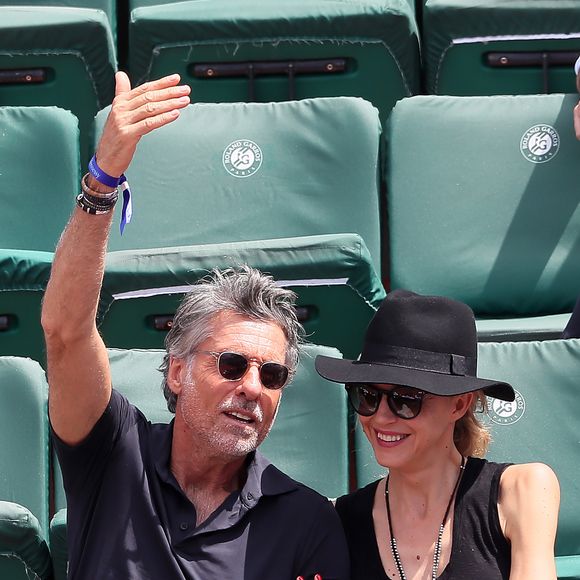 Hélène de Fougerolles et son compagnon Marc Simoncini - People dans les tribunes des Internationaux de France de Tennis de Roland Garros à Paris. Le 8 juin 2018
Photo Cyril Moreau / Bestimage