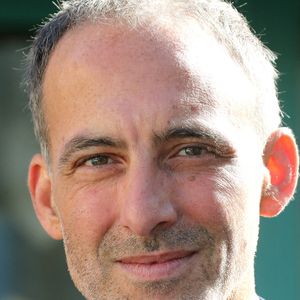 Enfin, Raphaël Glucksmann révèle son goût pour la cuisine dominicale, notamment la ratatouille, qu’il adapte avec quelques astuces pour faire aimer les légumes à ses enfants.

Raphaël Glucksmann, coprésident de Place Publique, lors de la clôture de la deuxième édition des réunions de Place Publique à La Réole en Gironde le 5 octobre 2025.

© Patrick Bernard / Bestimage