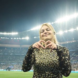 La chanteuse Louane (Louane Emera), représentante de la France au concours de l'Eurovision, interpréte pour la première fois son titre Maman, en hommage à sa mère décédée lorsqu'elle avait 17 ans, devant les 80 000 spectateurs, suspendue sur une plateforme, plusieurs mètres au-dessus de la pelouse et des musiciens, du Stade de France à la mi-temps du match du Tournoi des Six Nations opposant la France à l'Écosse, à Saint-Denis, Seine Saint-Denis, France, le 15 mars 2025. © Cyril Moreau/Bestimage