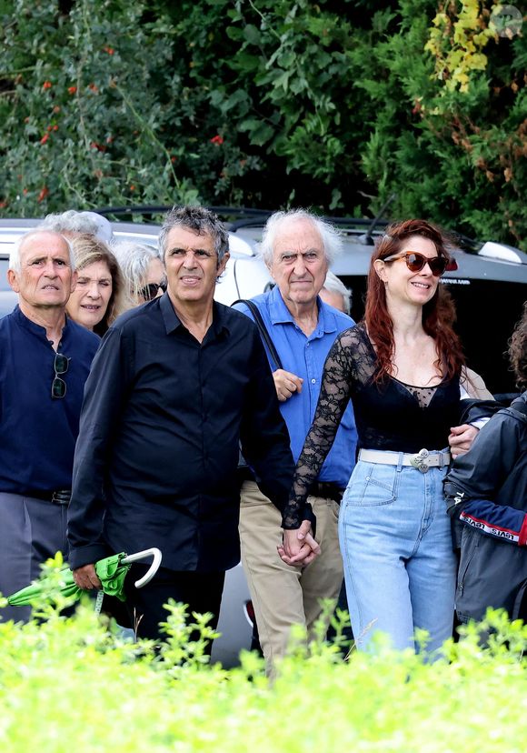 Julien Clerc et sa femme Hélène Grémillon aux obsèques civiles du journaliste Gérard Leclerc au cimetière des Trois-Moutiers à Loudun, dans la Vienne, France, le 24 août 2023; dont son père avait longtemps été le maire et où il avait lui-même siégé au conseil municipal. © Dominique Jacovides/Bestimage