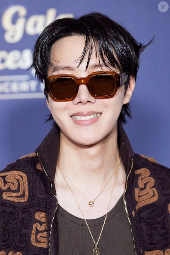 Exclusif - J-Hope au photocall du "Gala des pièces jaunes, le concert événement" à Paris La Défense Arena à Nanterre le 23 janvier 2025. Le gala des Pièces Jaunes 2025 sera diffusé le 28 janvier, sur France 2 et sur la plateforme France.Tv.

© Jacovides / Moreau / Bestimage