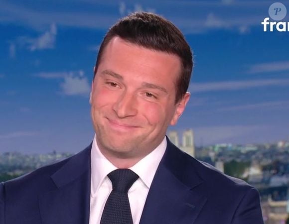 La semaine dernière, Jordan Bardella s'est retrouvé en Une de "Paris Match" aux côtés de la princesse Maria Carolina. Une série de photos qui n'est pas passée inaperçue.