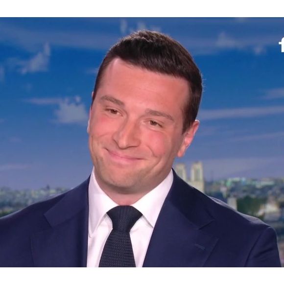 La semaine dernière, Jordan Bardella s'est retrouvé en Une de "Paris Match" aux côtés de la princesse Maria Carolina. Une série de photos qui n'est pas passée inaperçue.