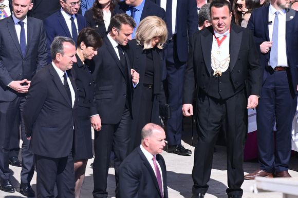 Emmanuel Macron (président de la République Française), et la première dame Brigitte Macron le 26 avril 2025 à Rome © Zuma Press / Bestimage