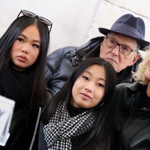 Laeticia Hallyday, ses filles Joy et Jade, Jean-Claude Camus lors de l'inauguration d'une plaque commémorative en hommage à Johnny Hallyday devant l'immeuble où le chanteur français a grandi dans le 9ème arrondissement de Paris, France, le 22 décembre 2023 © Dominique Jacovides/Bestimage