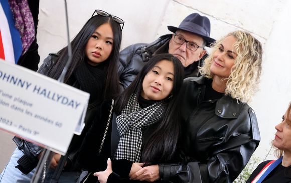 Laeticia Hallyday, ses filles Joy et Jade, Jean-Claude Camus lors de l'inauguration d'une plaque commémorative en hommage à Johnny Hallyday devant l'immeuble où le chanteur français a grandi dans le 9ème arrondissement de Paris, France, le 22 décembre 2023 © Dominique Jacovides/Bestimage