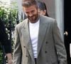 Exclusif - La famille Beckham (David Beckham, sa femme Victoria, Cruz Beckham, sa compagne Jackie Apostel, Roméo Beckham, sa compagne Kim Turnbull et Harper Seven) arrive à son hôtel fétiche "La Réserve" pour fêter les 50 ans de David Beckham (2 mai 1975) à Paris, France, le 2 mai 2025. David sort avec une bouteille de rouge pétrus Pomerol (surement l'année de sa naissance) à la main . © Bestimage