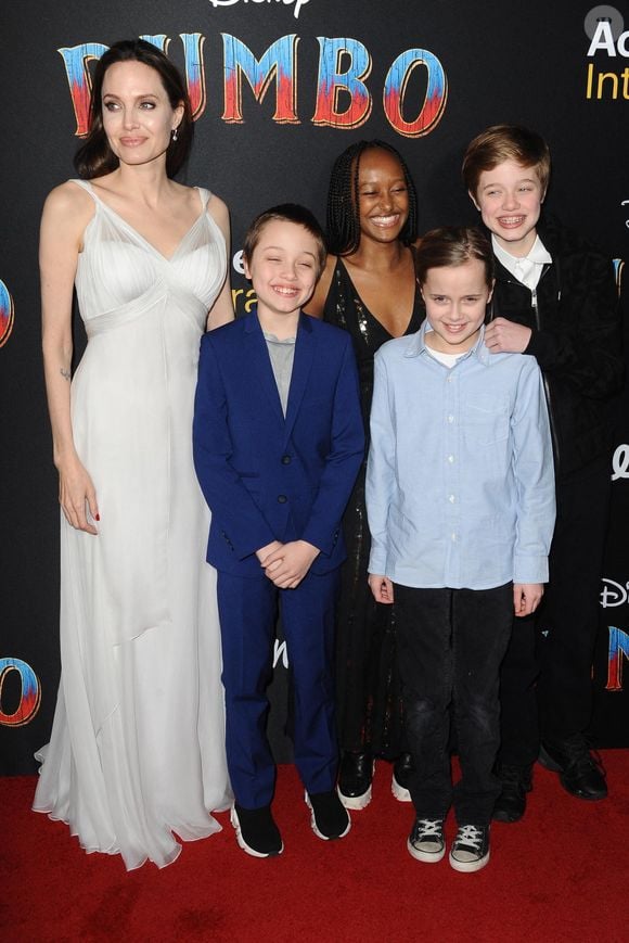 Angelina Jolie, Shiloh JoliePitt, Vivienne Marcheline JoliePitt, Knox JoliePitt, Zahara Marley JoliePitt lors de la première de Dumbo au El Capitan Theatre à Los Angeles, CA, États-Unis, 11 mars 2019. Photo by Sara de Boer/Startraks/ABACAPRESS.COM
