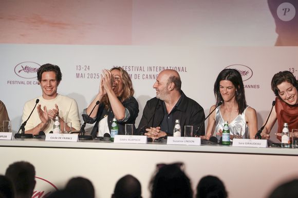 Parmi le casting, on retrouve un certain Abraham Wapler qui n'est autre que le fils de Valérie Benguigui.

Wapler, Abraham; De France, Cécile; Klapisch, Cédric; Lindon, Suzanne; Giraudeau, Sara - Conférence de presse du film "La venue de l'avenir' lors du 78ème Festival International du Film de Cannes le 23 mai 2025. © Ivanka VoisinPool/Bestimage