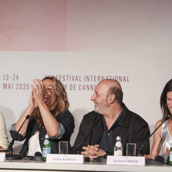 Parmi le casting, on retrouve un certain Abraham Wapler qui n'est autre que le fils de Valérie Benguigui.

Wapler, Abraham; De France, Cécile; Klapisch, Cédric; Lindon, Suzanne; Giraudeau, Sara - Conférence de presse du film "La venue de l'avenir' lors du 78ème Festival International du Film de Cannes le 23 mai 2025. © Ivanka VoisinPool/Bestimage