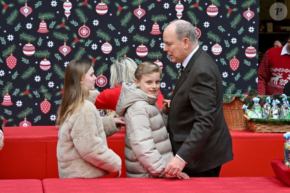 Le prince Albert II de Monaco, la princesse Charlene et leurs enfants la princesse Gabriella et le prince héréditaire Jacques ont accueilli les enfants monégasque pour le traditionnel arbre de Noël du Palais à Monaco, le 17 décembre 2025. © Bruno Bebert/Bestimage