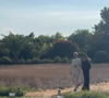 L’animatrice a partagé plusieurs images de la cérémonie laïque, dévoilant notamment les mariés, les décorations fleuries et les moments forts de la journée.

Sophie Davant accompagne son fils jusqu'au lieu de la cérémonie de mariage.

Instagram Sophie Davant