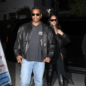 Rihanna et ASAP Rocky ont délaissé leur routine gastronomique habituelle pour une soirée pleine de rires lors d'un rendez-vous romantique au Laugh Factory à Hollywood. Photo par Backgrid USA / Bestimage