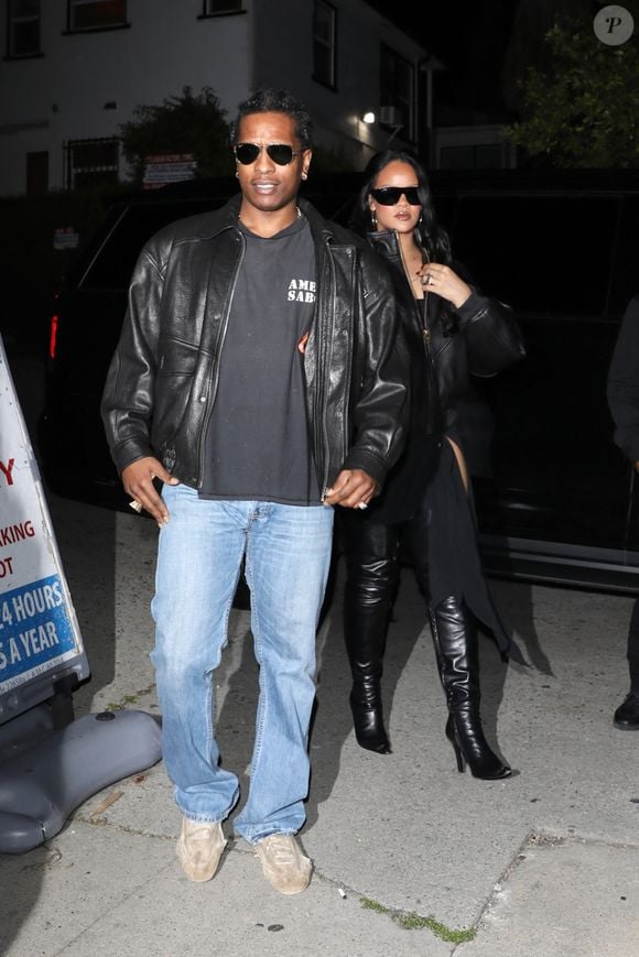 Rihanna et ASAP Rocky ont délaissé leur routine gastronomique habituelle pour une soirée pleine de rires lors d'un rendez-vous romantique au Laugh Factory à Hollywood. Photo par Backgrid USA / Bestimage