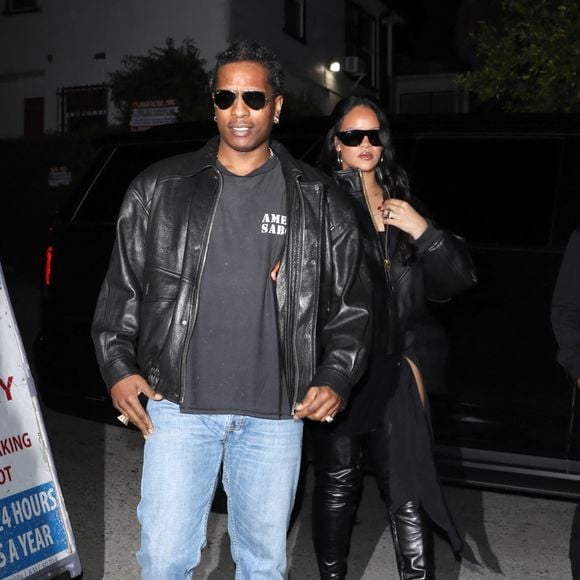 Rihanna et ASAP Rocky ont délaissé leur routine gastronomique habituelle pour une soirée pleine de rires lors d'un rendez-vous romantique au Laugh Factory à Hollywood. Photo par Backgrid USA / Bestimage