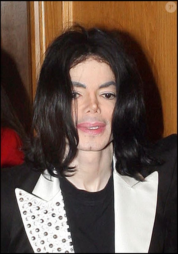 Michael Jackson entouré par ses groupies alors qu'il quitte un centre de dermatologie à Beverly Hills.
FAME PICTURES / BESTIMAGE