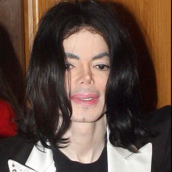 Michael Jackson entouré par ses groupies alors qu'il quitte un centre de dermatologie à Beverly Hills.
FAME PICTURES / BESTIMAGE