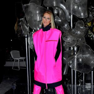 Chaque paire est classée par couleur et accessible via une tablette numérique.

Céline Dion prend la pose pour les photographes après son show au Barclay's Center à New York, le 5 mars 2020.