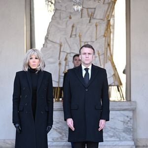 Le président Emmanuel Macron et sa femme Brigitte Macron participent à une minute de silence en hommage aux victimes du cyclone Chido à Mayotte le 23 décembre 2024.

© Eric Tschaen / Pool / Bestimage